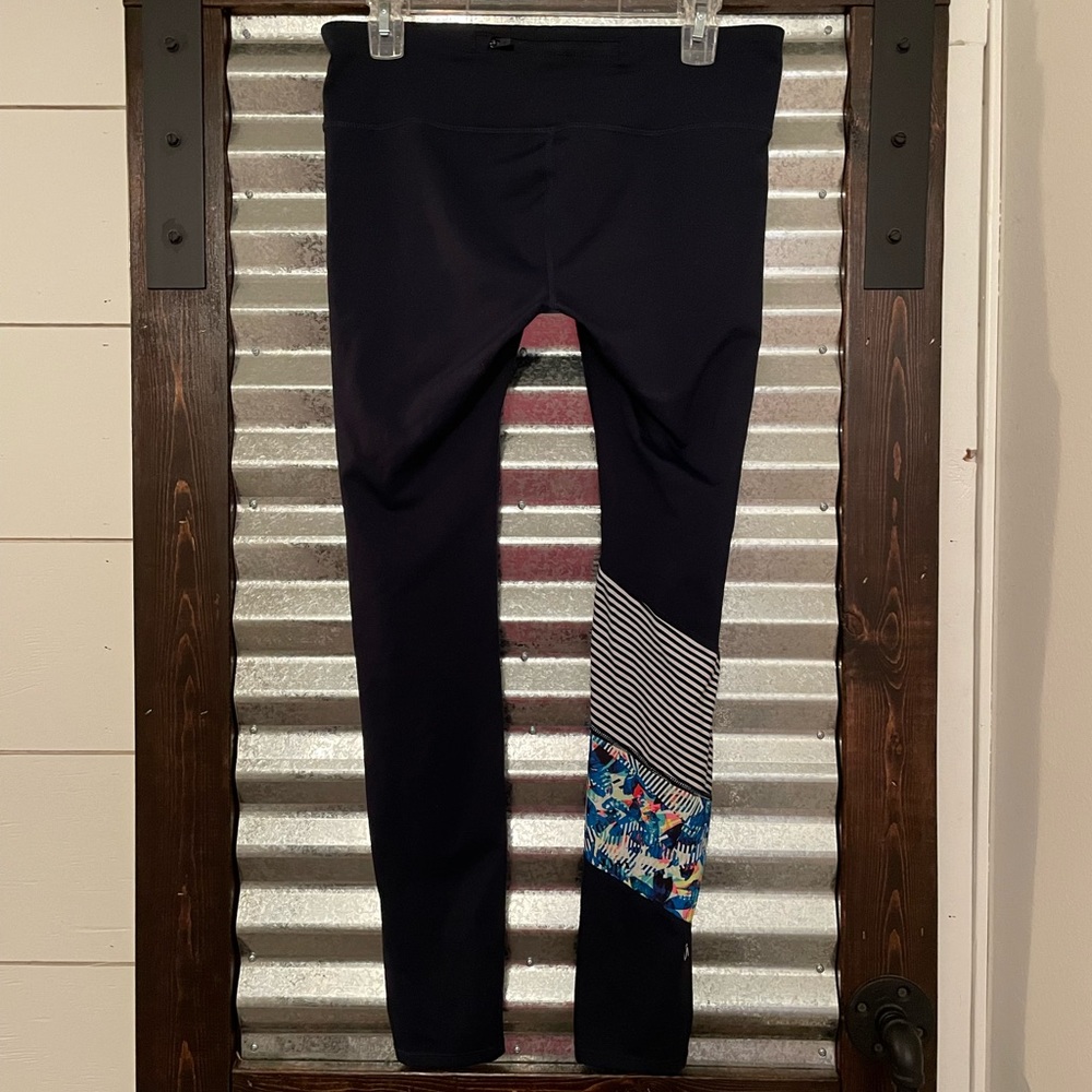 Gap Gapfit gfast leggings navy blue; flower stripe pattern. Medium
